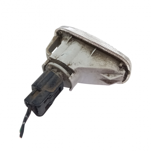 Повторитель поворота в крыло Honda Civic/ Ferio '00-'05/ Civic '05-'12/ Airwave '05-'10/ CR-V '01-'06/ Crossroad '07-'10/ Fit '01-'13/ Aria '01-'09/ Shuttle '11-'15/ Freed '08-'18/ Spike '02-'16/ Insight '09-'14/ Integra '01-'07/ Jazz '02-'08/ Mobilio '01-'08/ Stepwgn '05-'09/ Stream '00-'09 (11-99) белый контрактный
