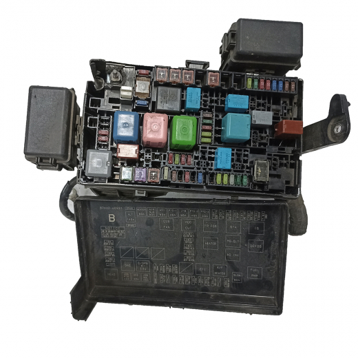 Блок реле (под капот) Toyota FJ Cruiser '10-'18/ Hilux Surf '02-'09/ Land Cruiser Prado '02-'09/ 4Runner '02-'09/ Lexus GX '01-'09 слева контрактный