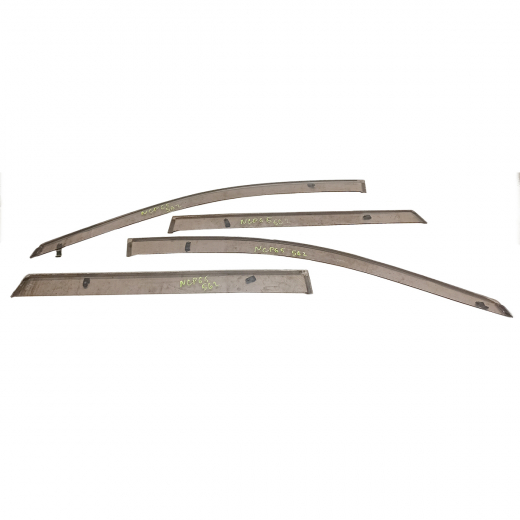 Ветровичок Toyota Ist '02-'07 (комплект) Контрактный