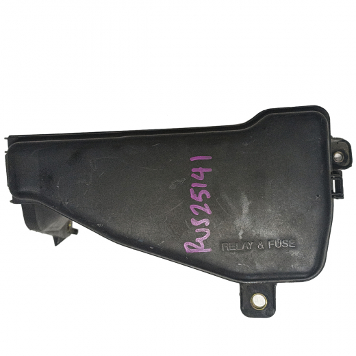 Блок реле (под капот) Toyota Progres '98-'07 сзади, слева контрактный