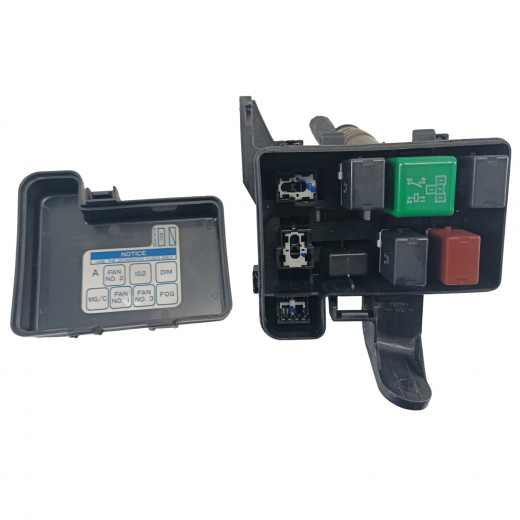 Блок реле (под капот) Toyota Rav4 '97-'00 спереди, слева контрактный