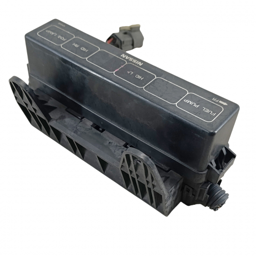 Блок реле (под капот) Nissan Serena '99-'05 слева контрактный