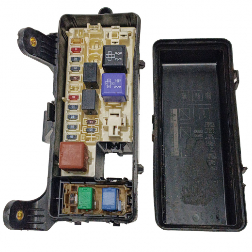 Блок реле (под капот) Toyota Estima '99-'03 большой контрактный