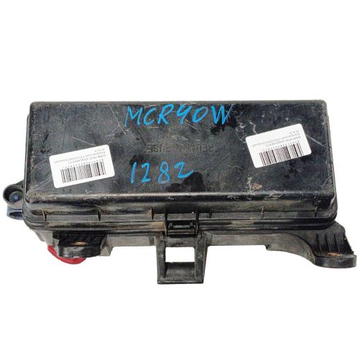 Блок реле (под капот) Toyota Estima '99-'03 большой контрактный