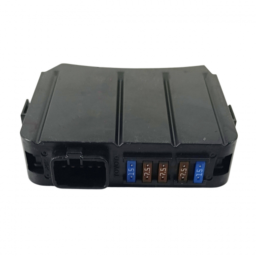 Блок реле (под капот) Toyota Camry '11-'18 слева контрактный