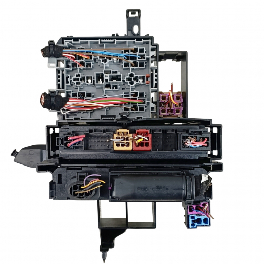 Блок реле (под капот) Volkswagen Touareg '02-'10 контрактный